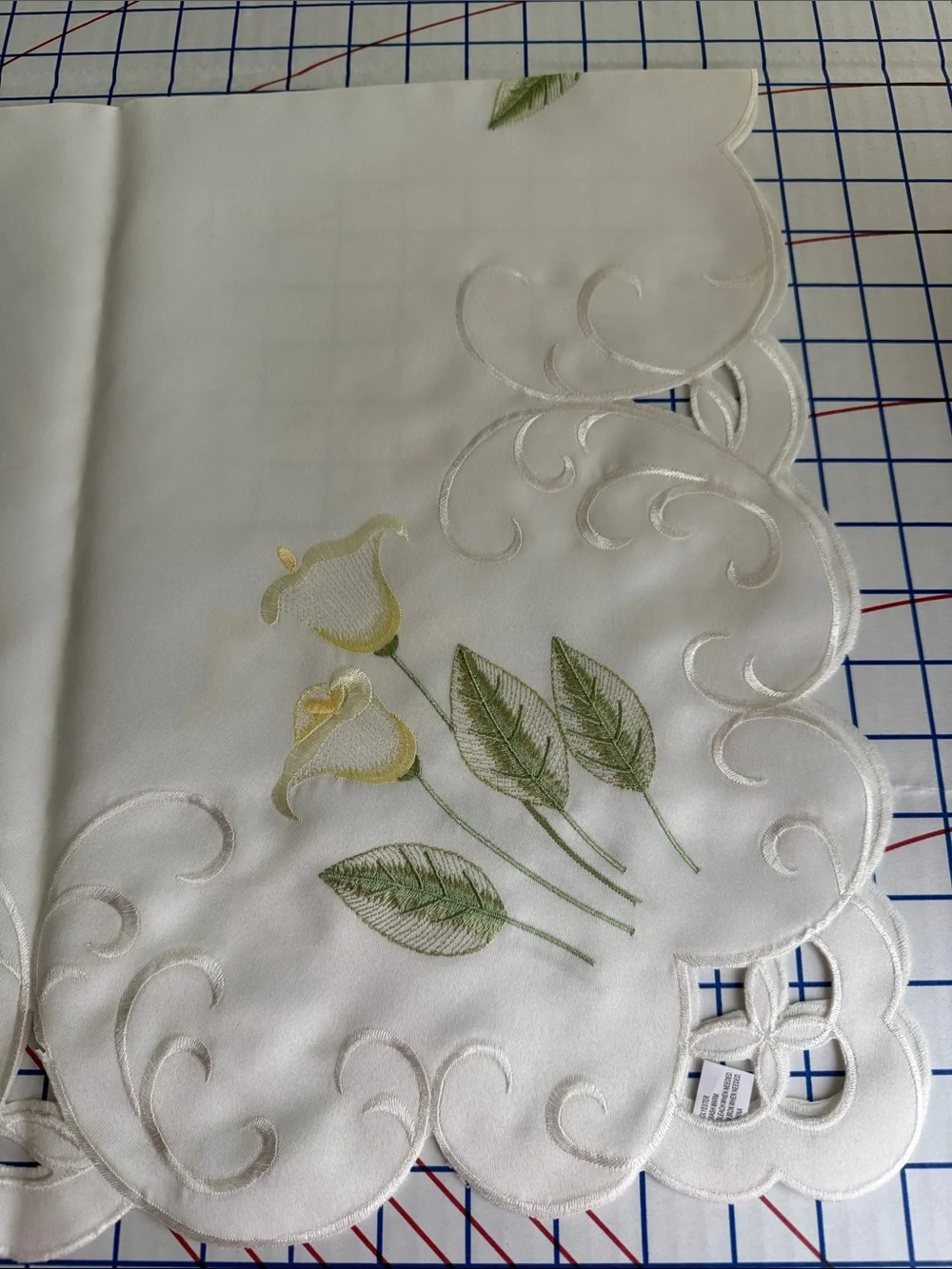 Duck House Calla Lily Embroidered Tablecloth 33” White Cutwork Scalloped NOS